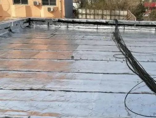 红桥卫生间漏水维修公司分享下红桥屋面楼顶防水刚性防水层施工要点。